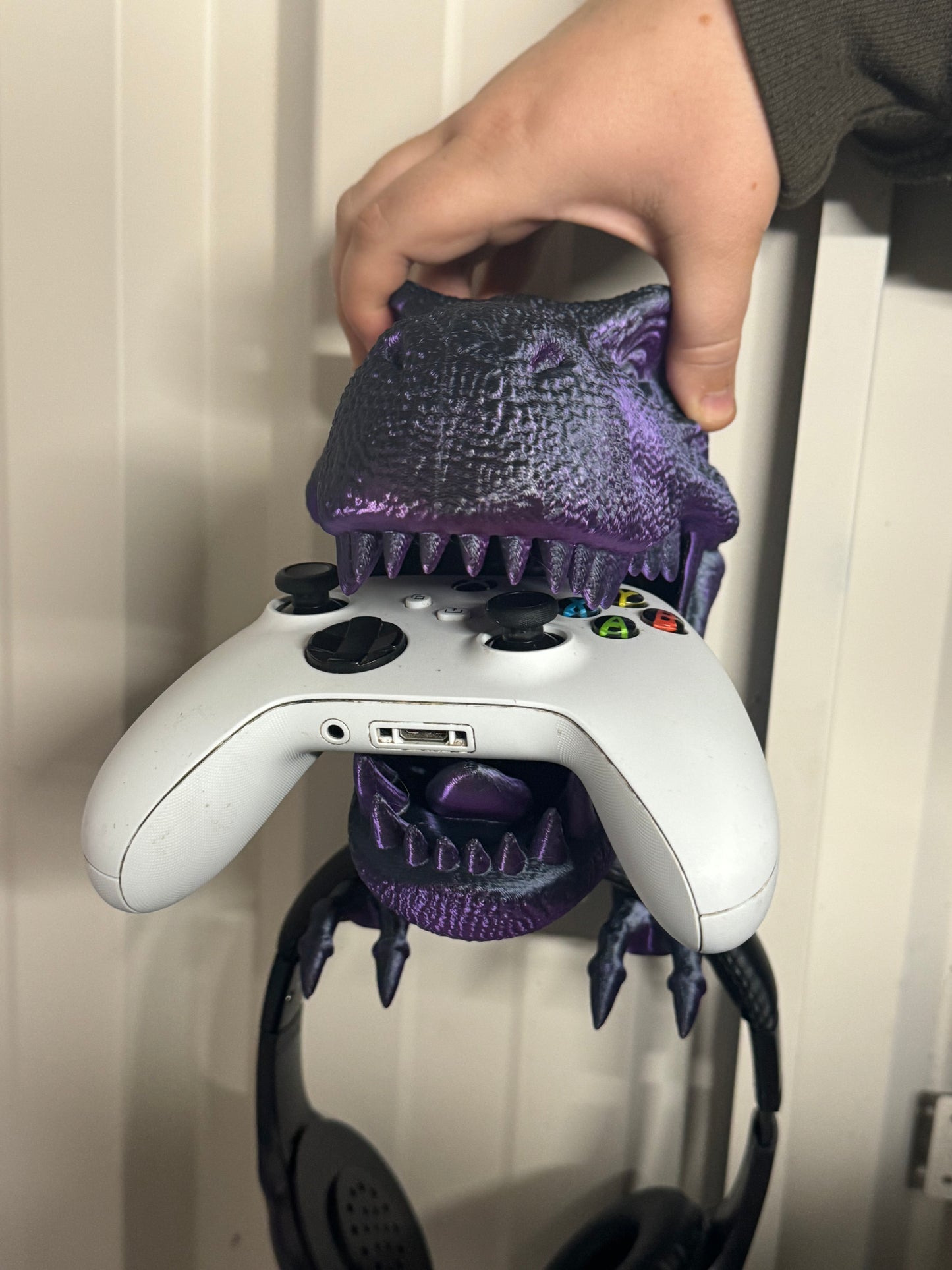 WALL MOUNT DINOSAUR HEAD HOLD HEADPHONES AND XBOX/PLAYSTATION REMOTE