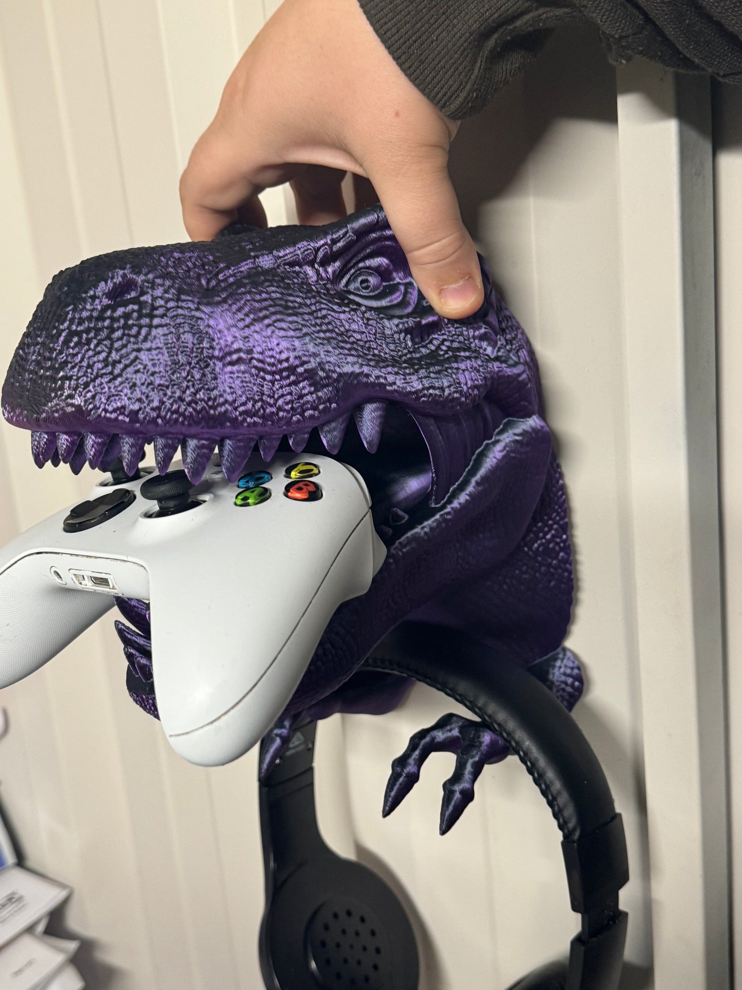 WALL MOUNT DINOSAUR HEAD HOLD HEADPHONES AND XBOX/PLAYSTATION REMOTE