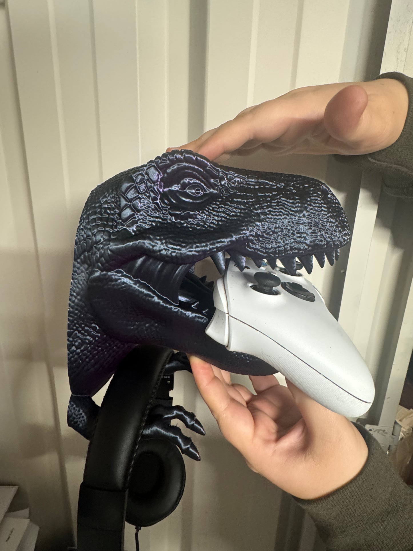 WALL MOUNT DINOSAUR HEAD HOLD HEADPHONES AND XBOX/PLAYSTATION REMOTE