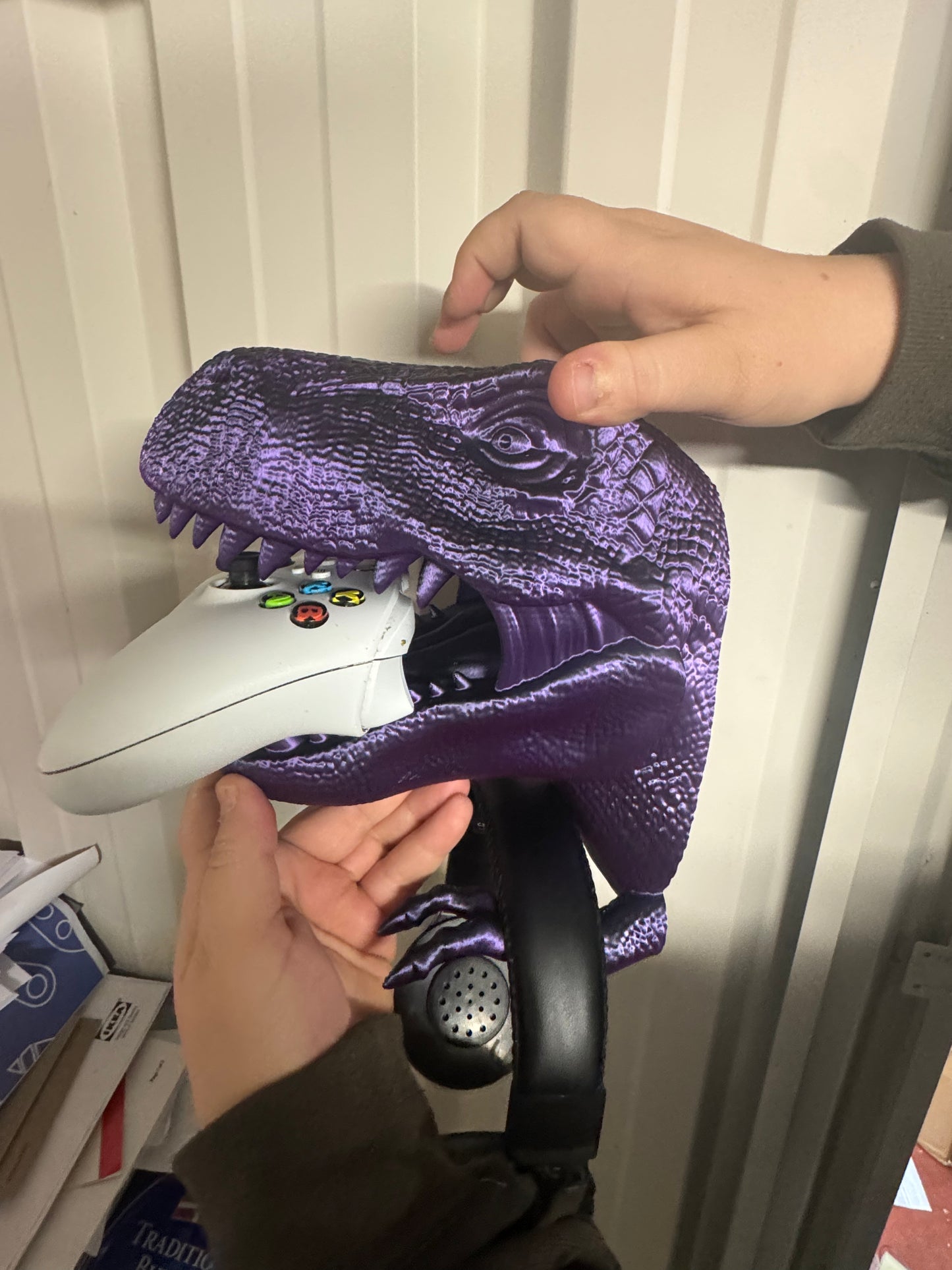 WALL MOUNT DINOSAUR HEAD HOLD HEADPHONES AND XBOX/PLAYSTATION REMOTE
